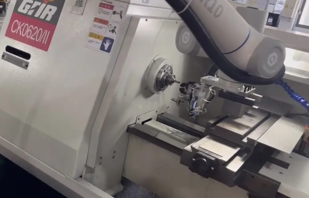 Τροφοδοσία και ξεφόρτωμα μηχανών με cobot
